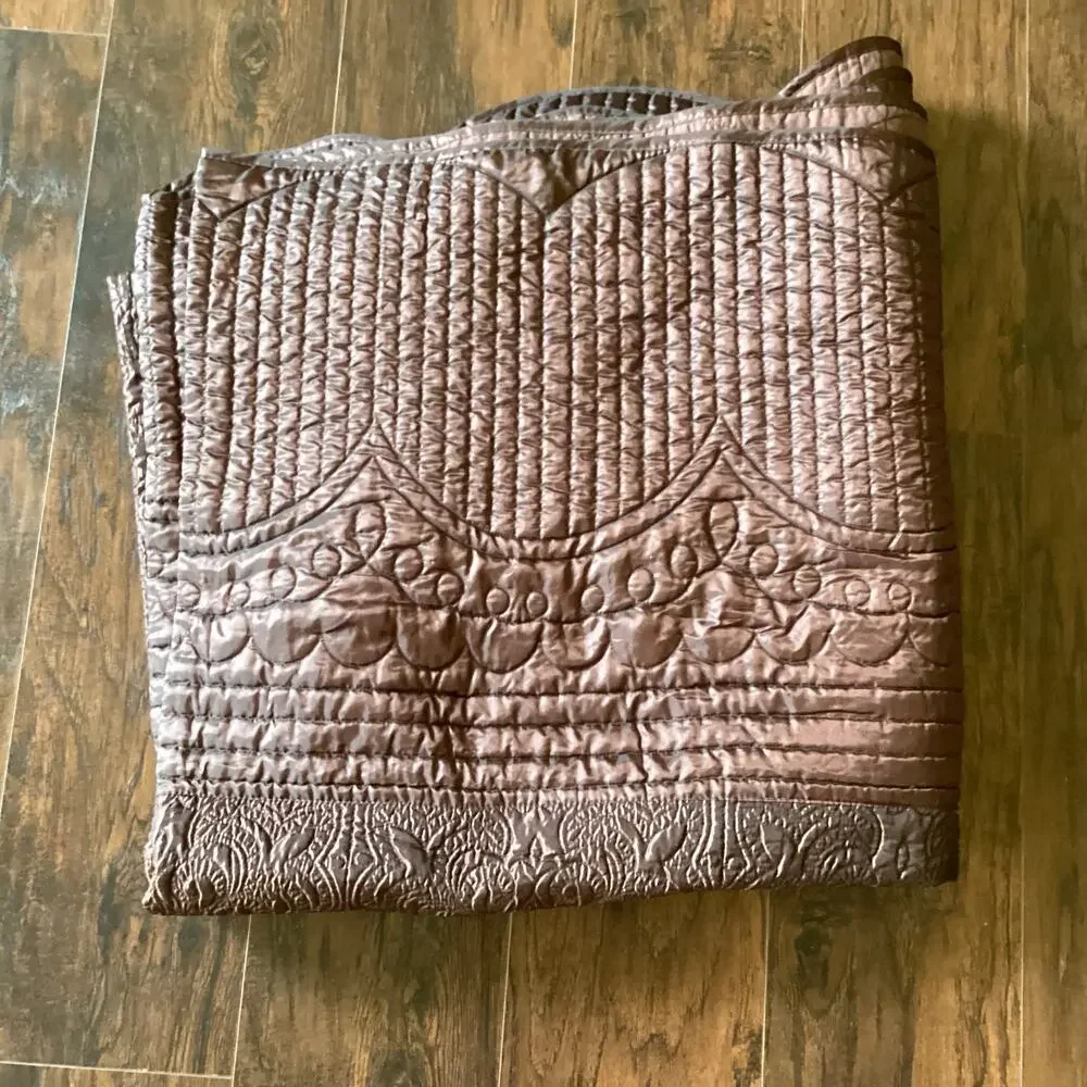 N/A quilted bed